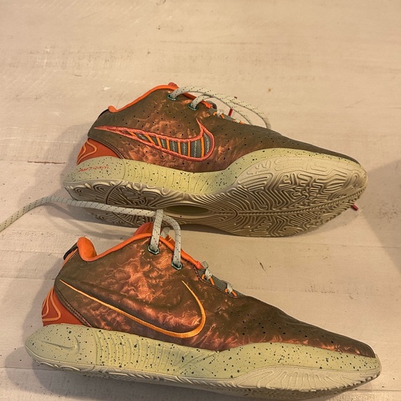 LEBRON XXI
EMBER GLOW/ELEMENTAL GOLD SHOES main image 4